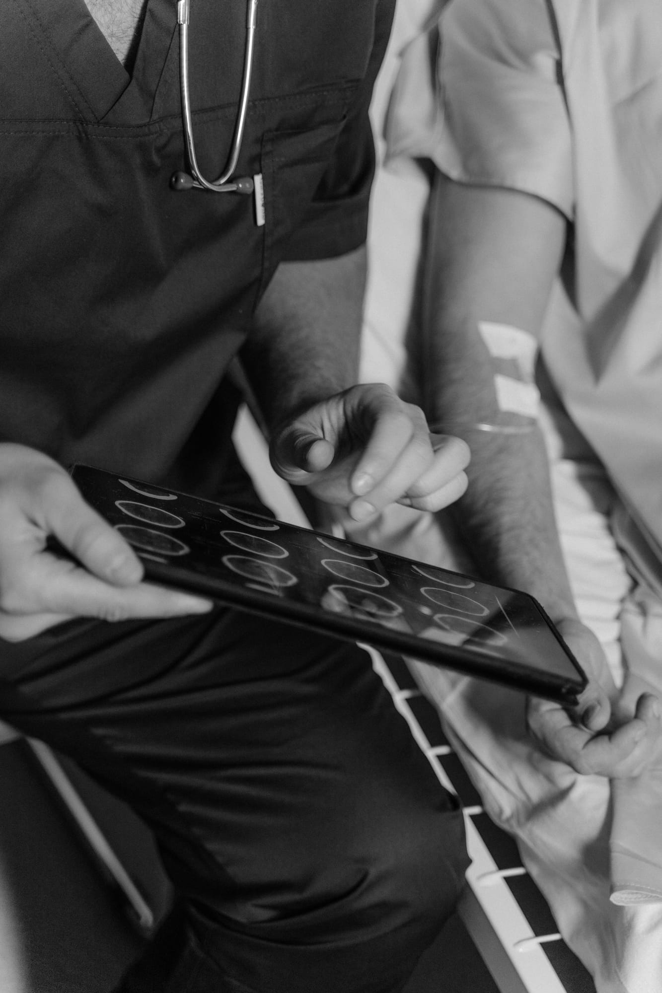 Doctor mostrando resultados en tablet al paciente – Diagnóstico ORL personalizado