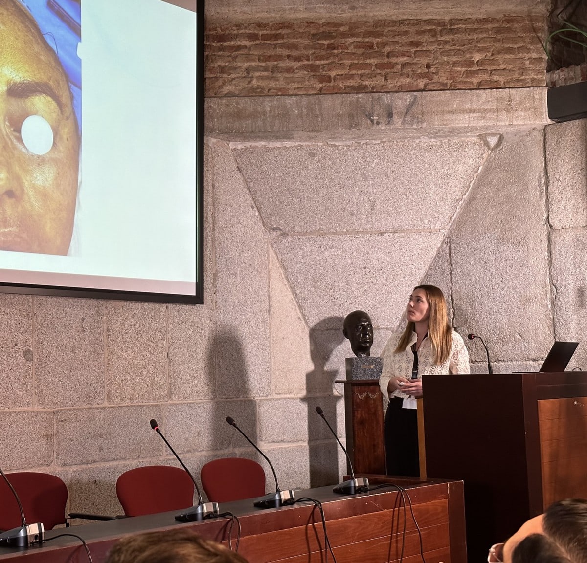 Dra. Fátima Fanjul impartiendo una charla